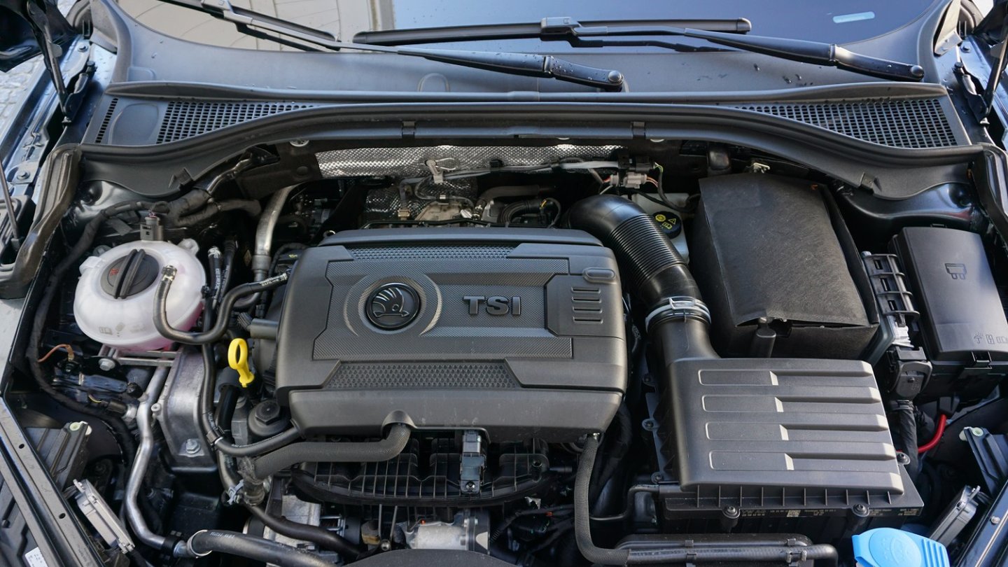 Der 220 PS - Vierzylinder hat mehr aus ausreichend Kraft. Und zerrt gerne an den Vorderrädern.