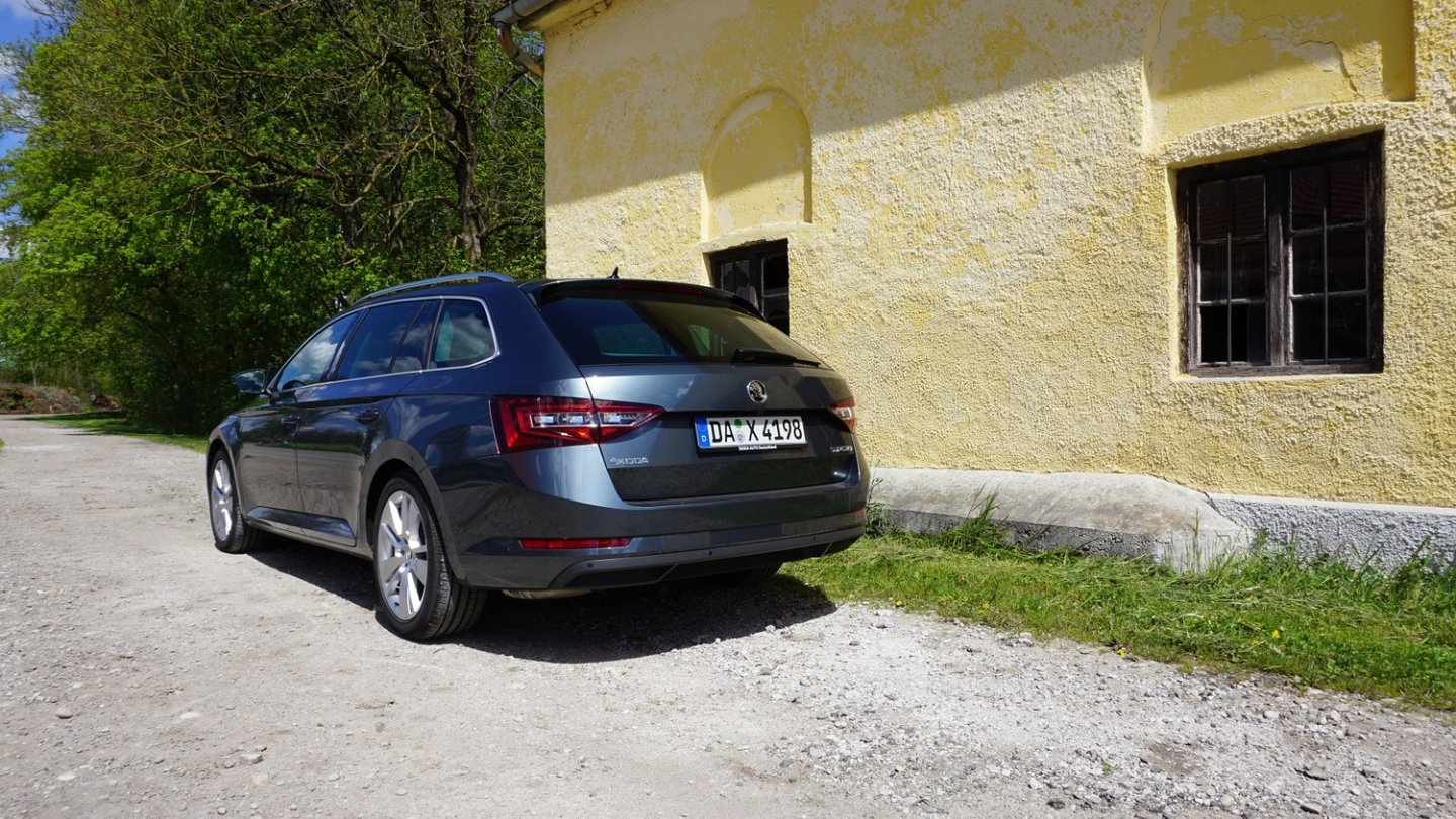 Das schräge Heck kostet zwar Volumen, sieht dafür schick aus.