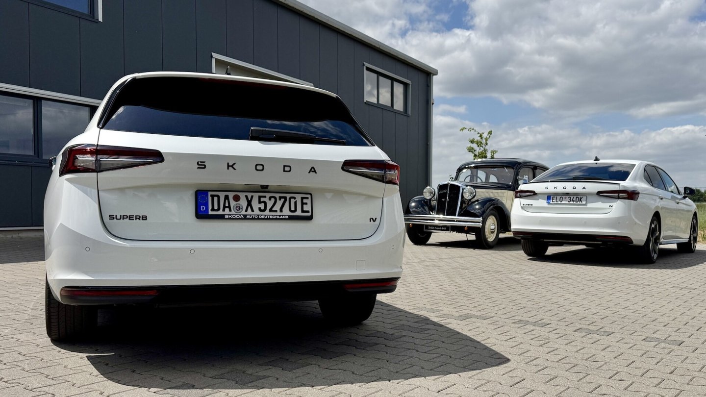 Der Superb Combi - vorne links im Bild - ist bei uns deutlich populärer als die Limousine.