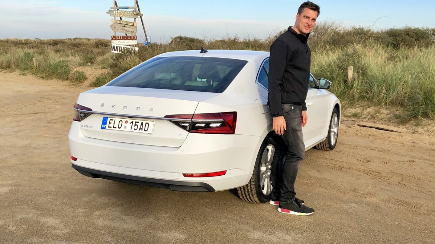 Der Hybridantrieb passt gut zum großen Skoda.