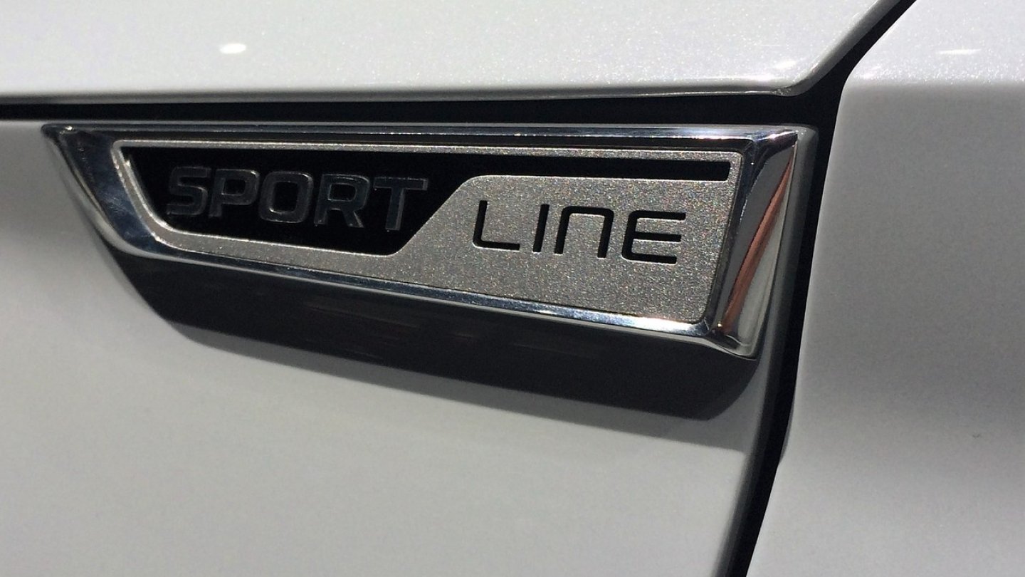 An den Flanken trägt der SportLine spezielle Plaketten.