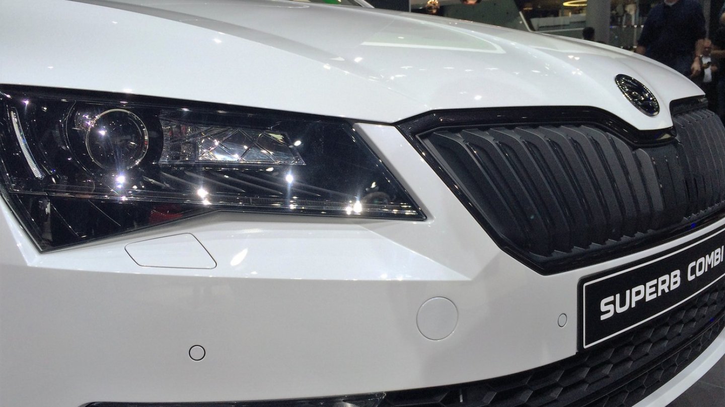 Wie alle Chromteile ist auch der Kühlergrillrahmen geschwärzt.