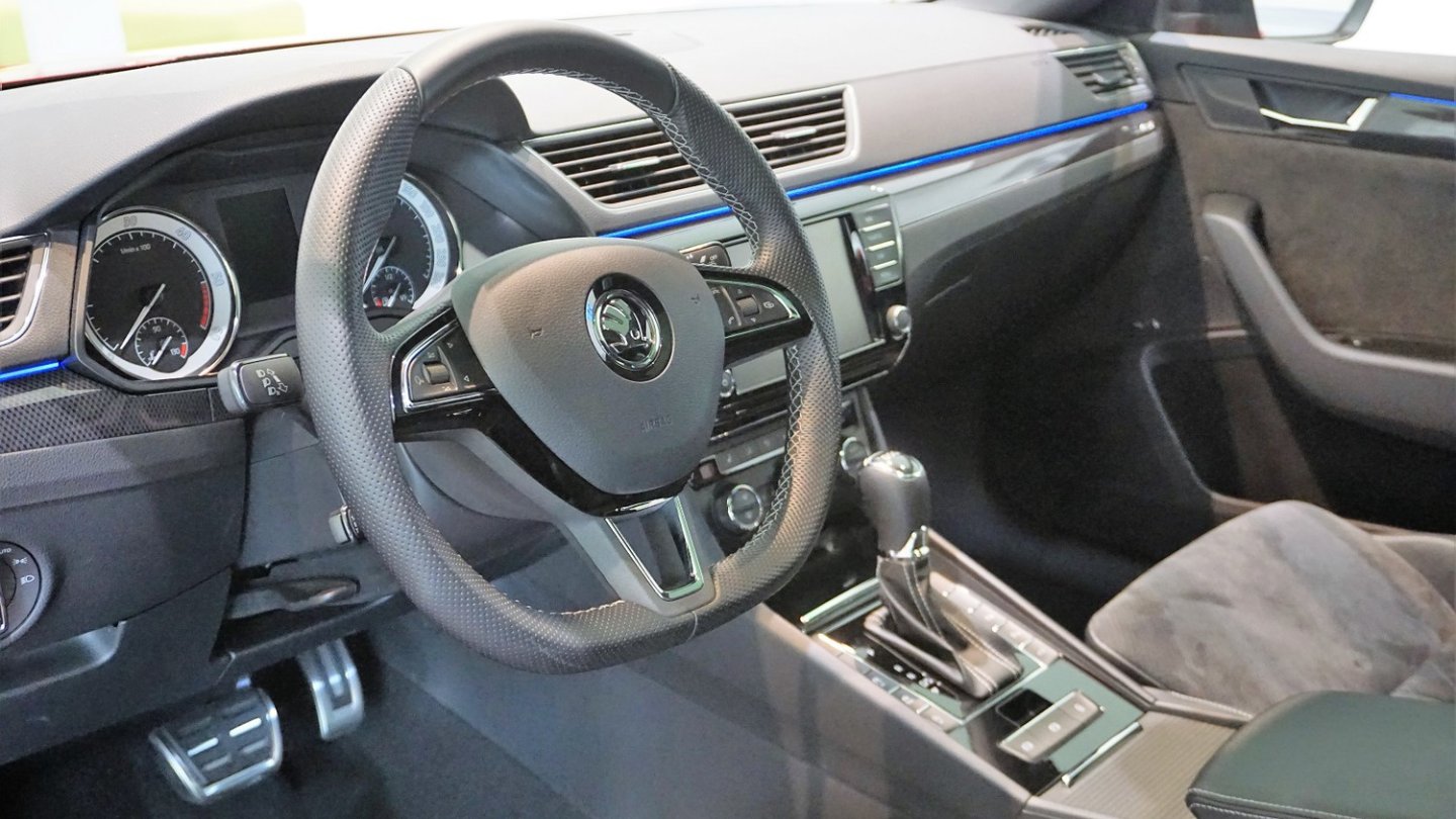 Die Alcantara-Ausstattung mit Steppnähten auf den Sportsitzen ist sehr schick.