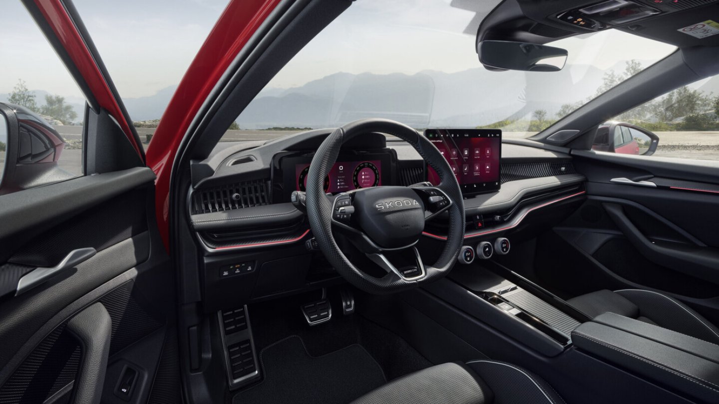 Das Sportline-Cockpit mit Dreispeichenlenkrad.