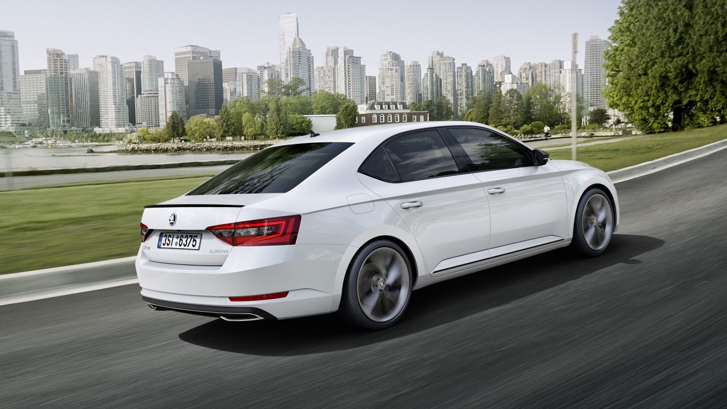 Die Superb SportLine Limousine trägt eine schwarze Abrissleiste auf der Kofferraumklappe.
