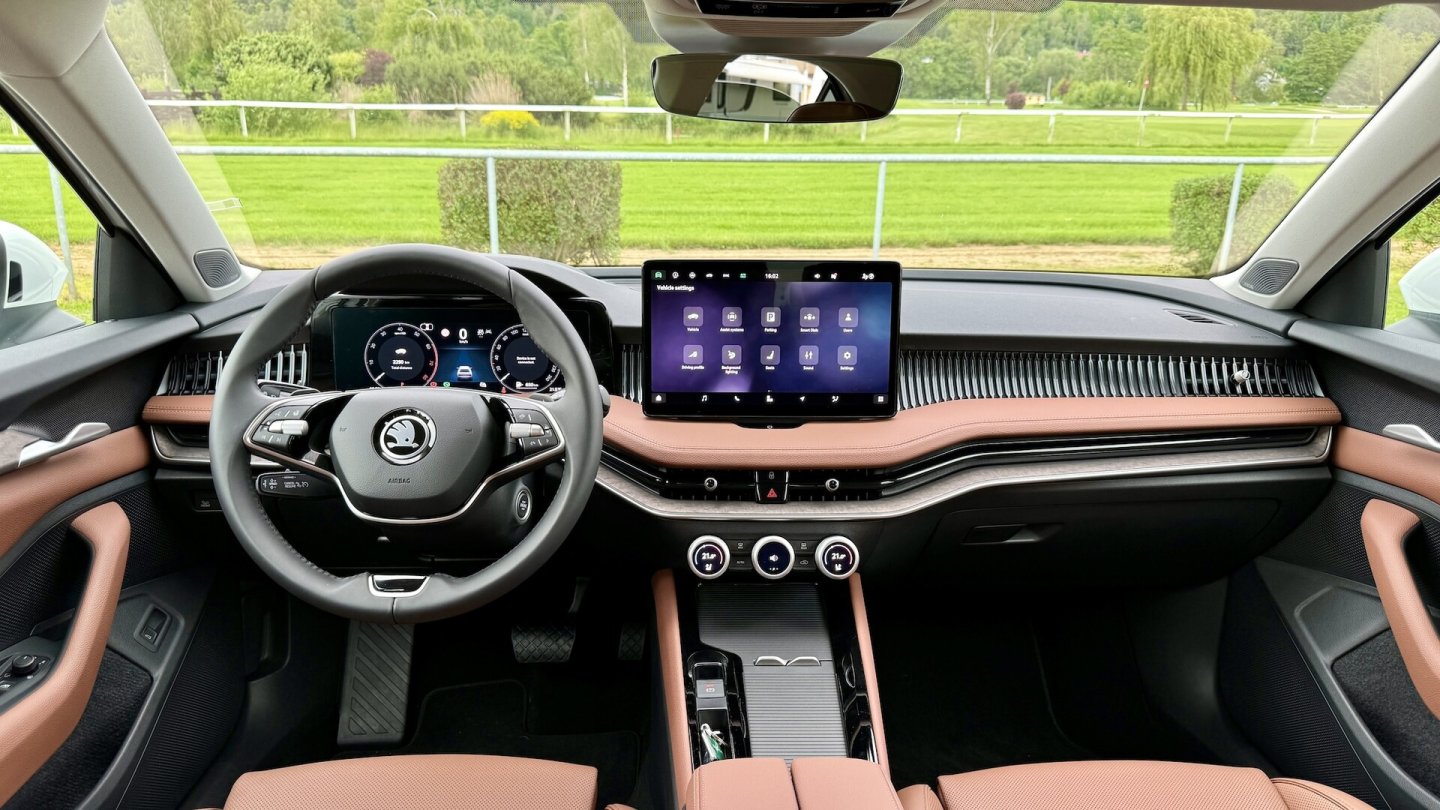 Das Cockpit des Skoda Superb.
