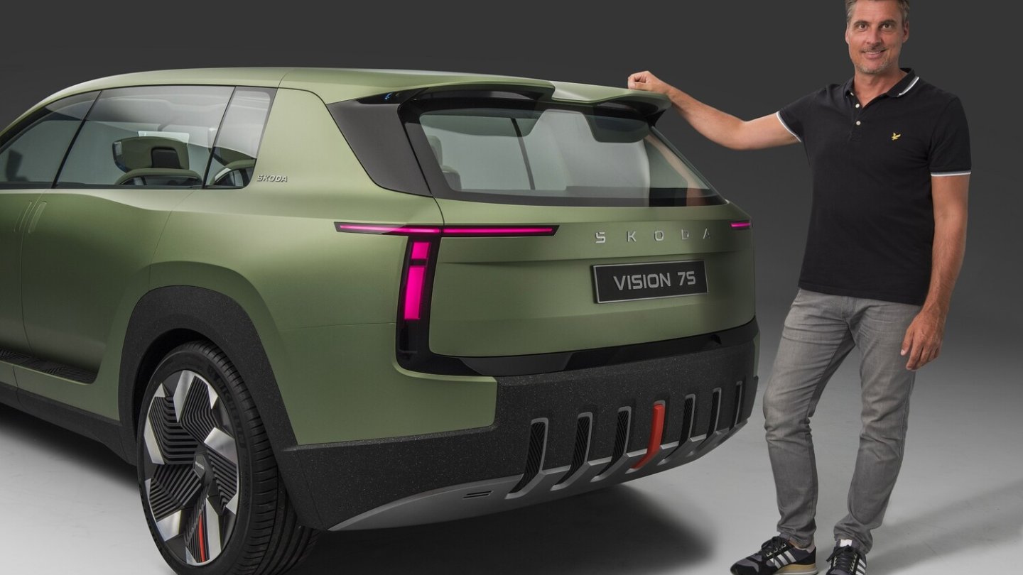 Das T-Symbol der Frontscheinwerfer wird auch von den Rückleuchten aufgenommen.