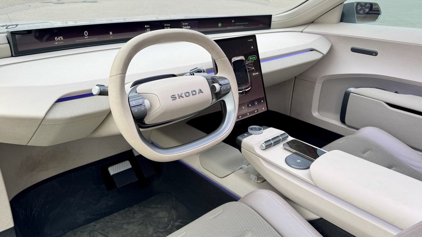 Das Cockpit mit dem 1,20 Meter breiten Display unter der Windschutzscheibe zeigt konkret, wie künftige Skoda-Modelle innen aussehen werden.