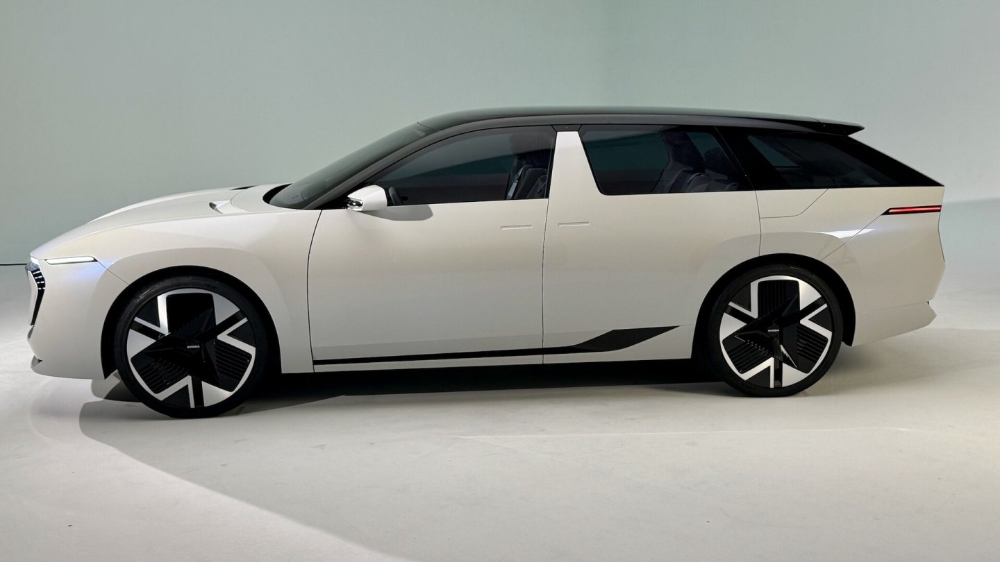 Nur die B-Säule ist in Wagenfarbe lackiert. Das betont die Länge des Kombis.