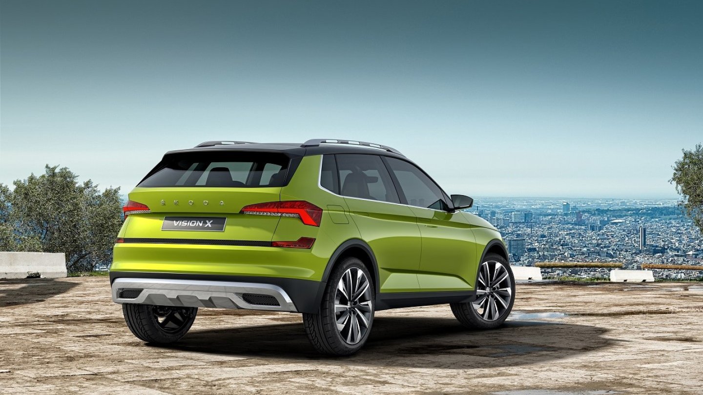 Die Skoda-typische C-Form der Heckleuchten bleibt trotz Unterbrechung. Großer Schriftzug.