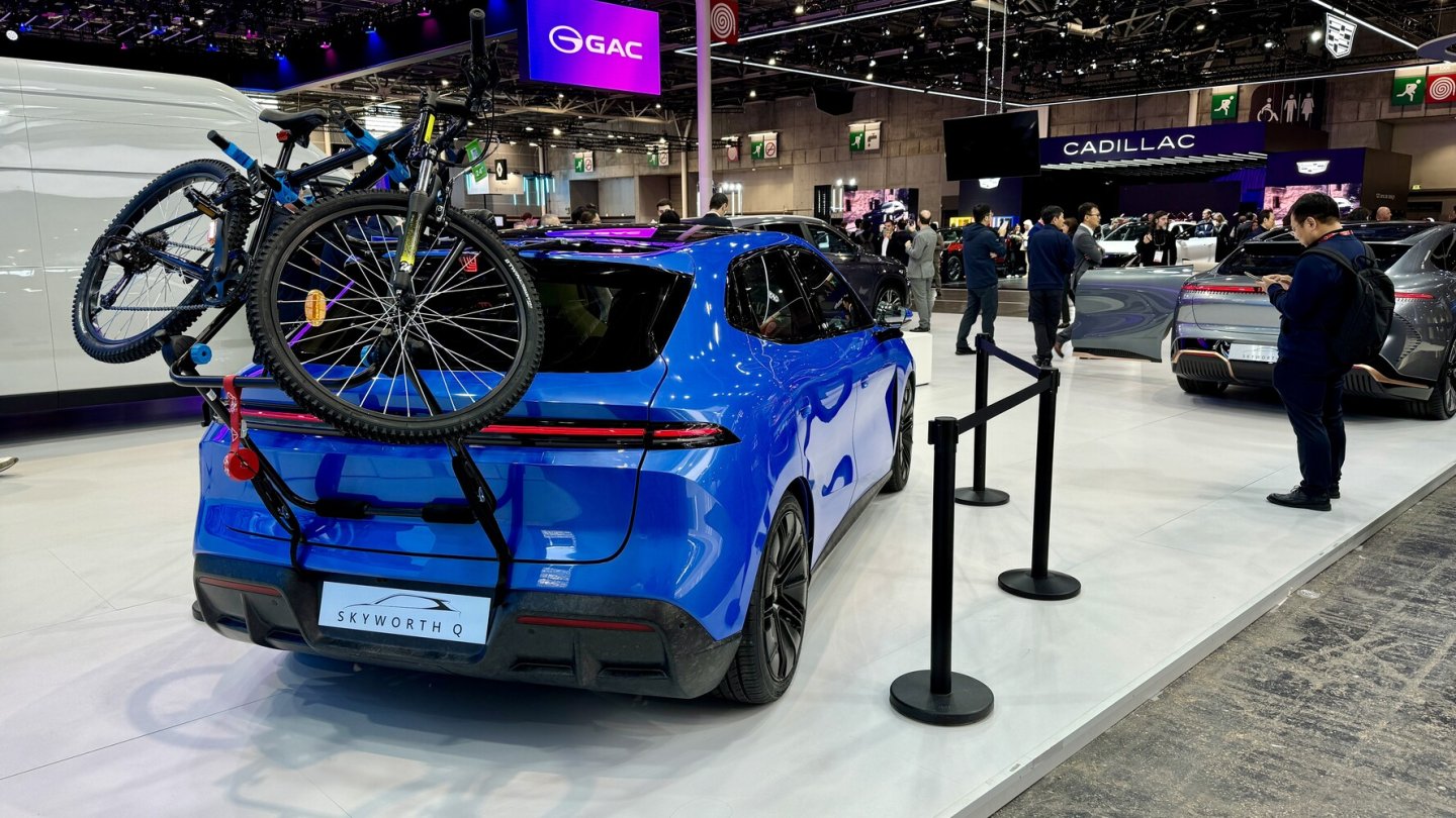 Vier Autos zeigt Skyworth auf seinem Stand in Paris.