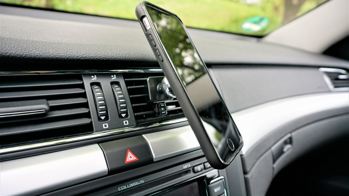 Die Docking-Platte hält das Telefon sogar mit dicker Kunststoffschale einigermaßen fest.