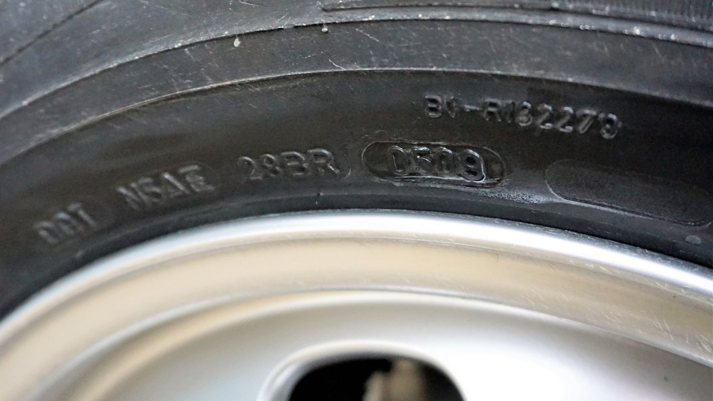 Dieser Reifen stammt von Anfang 2009. Zu erkennen an der DOT-Nummer.