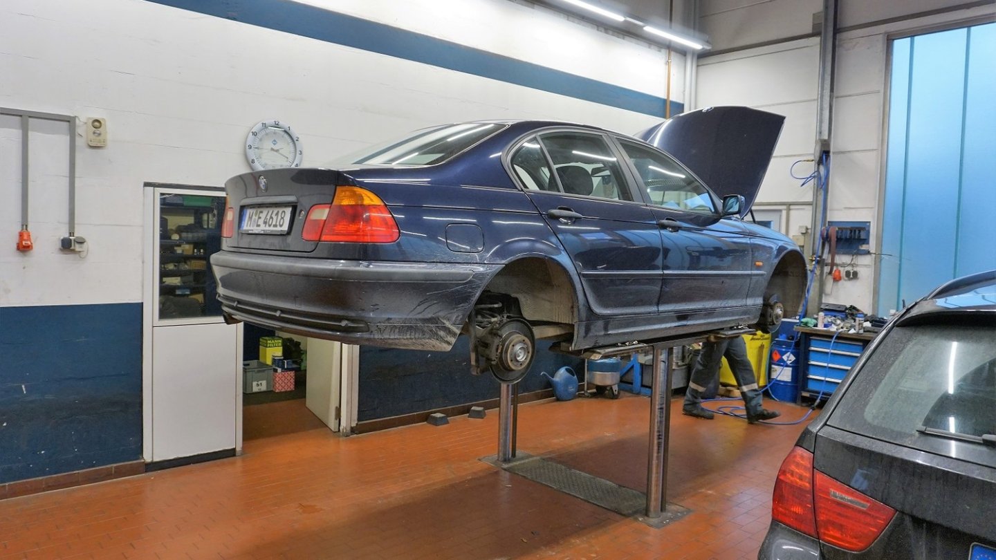 Der Reifenwechsel in der Werkstatt ist natürlich bequemer als die Arbeit mit dem Wagenheber. Aber auch teurer.