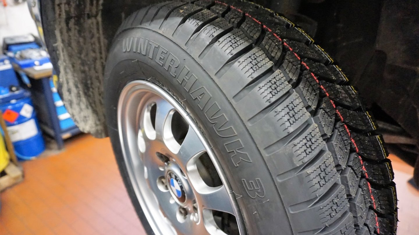 Neue Winterreifen sorgen für mehr Sicherheit. Die bunten Streifen verschwinden bald.