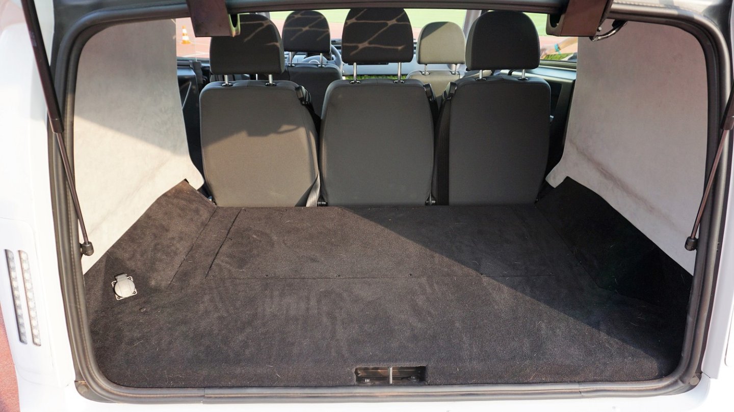 Hoher Kofferraumboden, weil im Heck der Antrieb steckt.