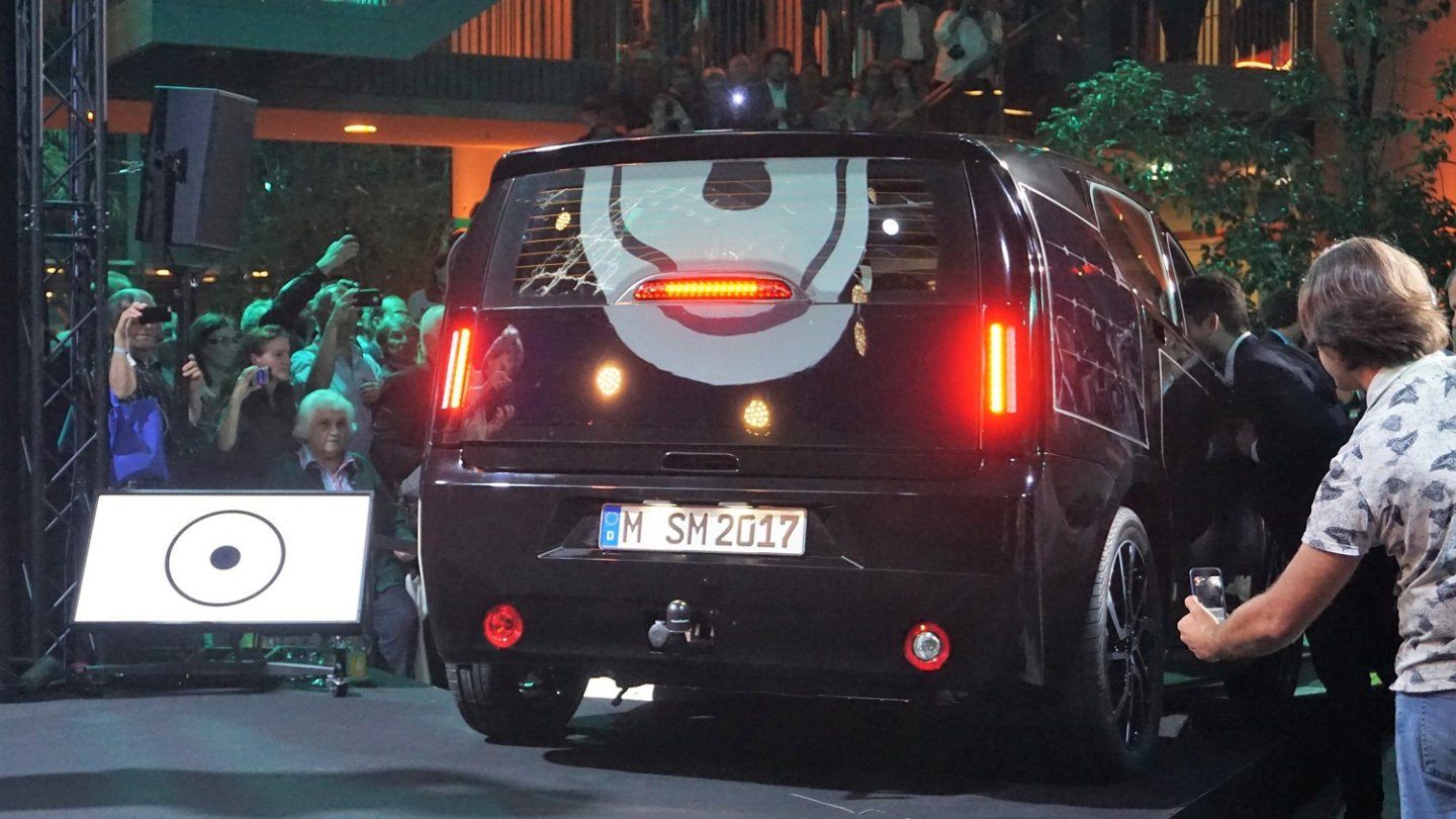 Stage Diving - der Sion wird von der Bühne gefahren.