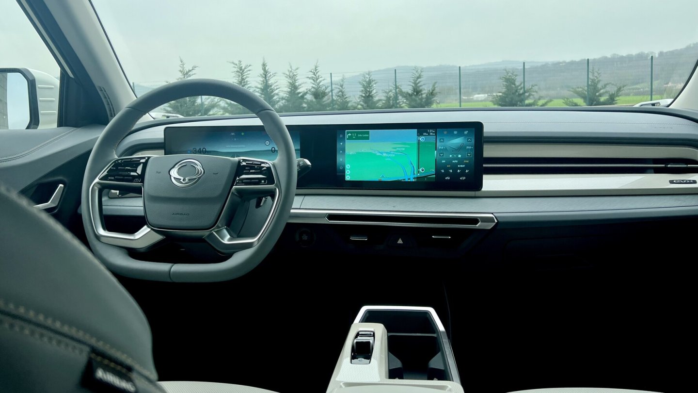 Zwei Displays unter einer gemeinsamen Abdeckung - der Torres EVX hat ein neues Cockpit.