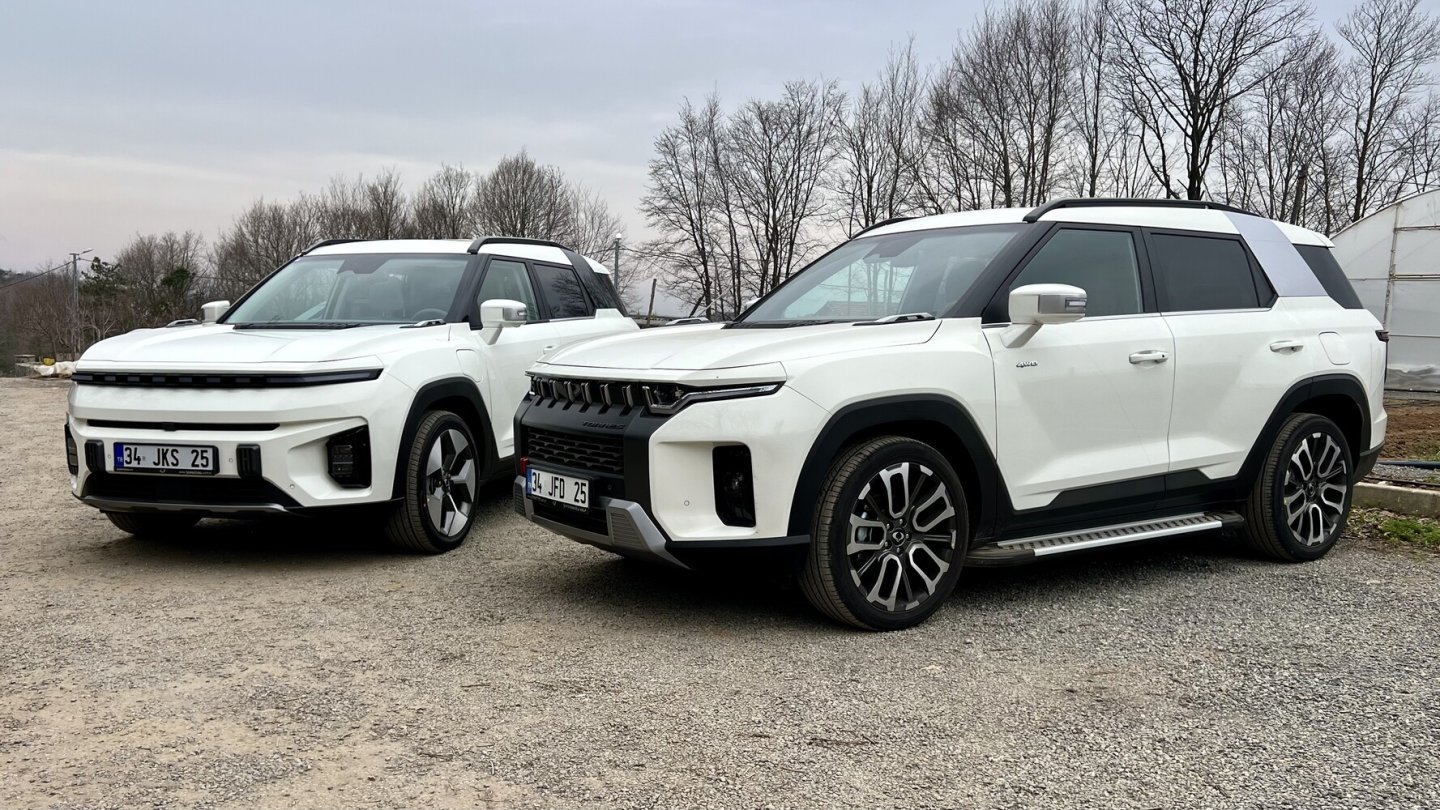 Der neue Torres EVX, hier links im Bild, unterscheidet sich optisch vom Benziner-Bruder.