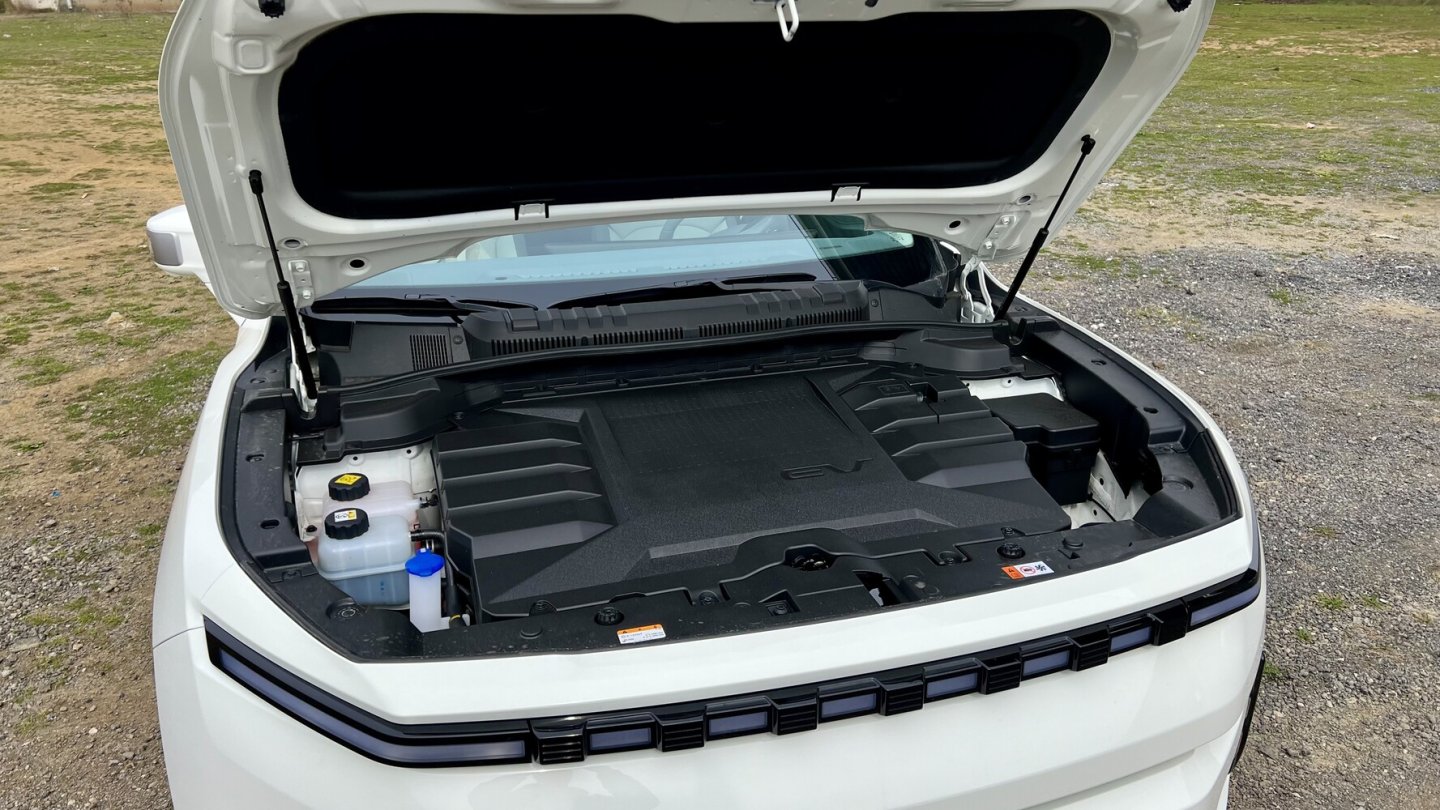 Der Elektromotor steckt vorne unter einer Abdeckung. Ein Staufach gibt es leider nicht.