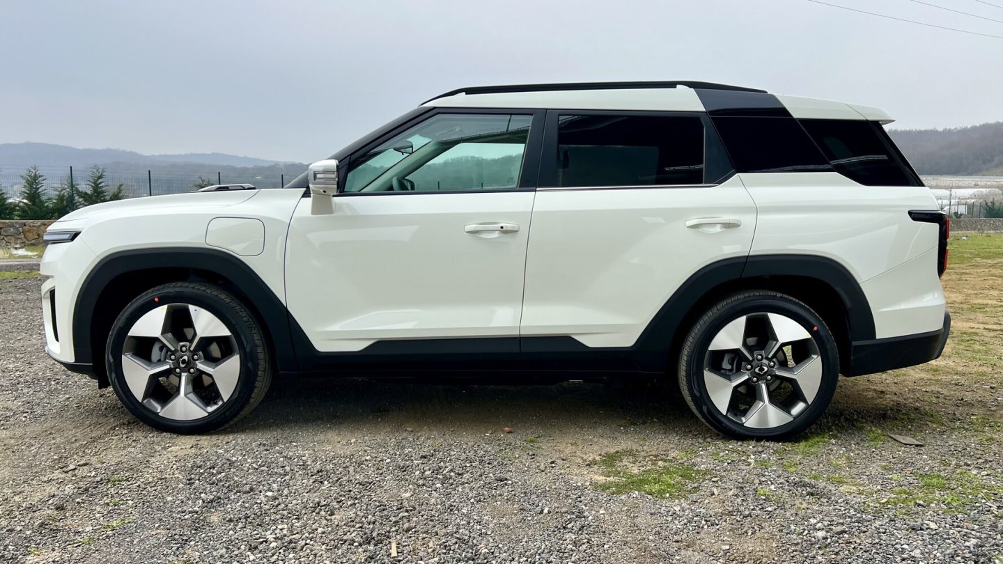 Der Akku im Fahrzeugboden hat eine Speicherkapazität von 73,4 kWh.