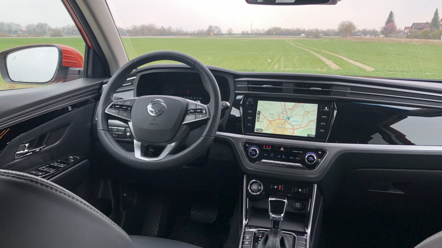 Das Cockpit wirkt hochwertig und modern.