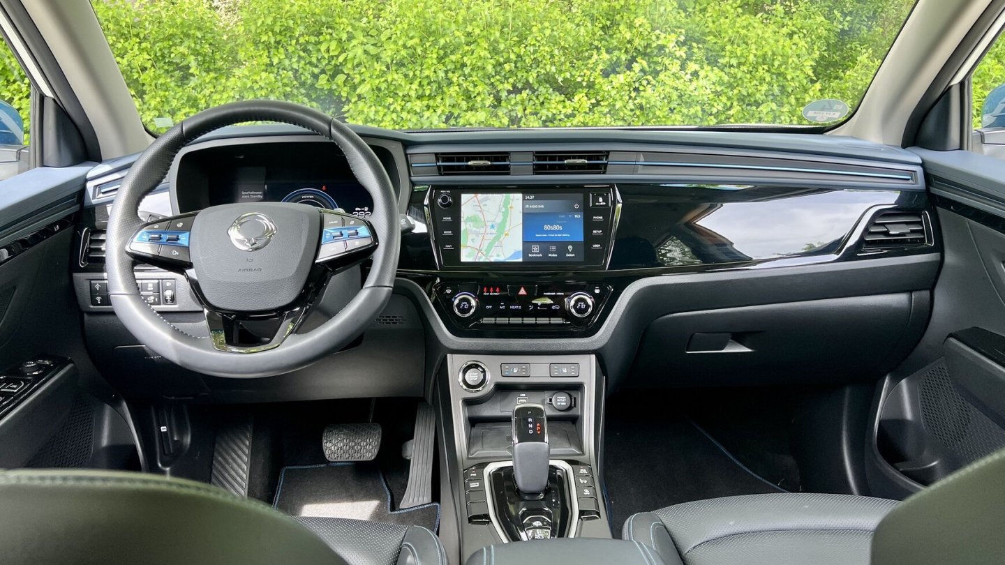 Das hochbauende Cockpit hat neben Displays auch viele Tasten und Schalter.