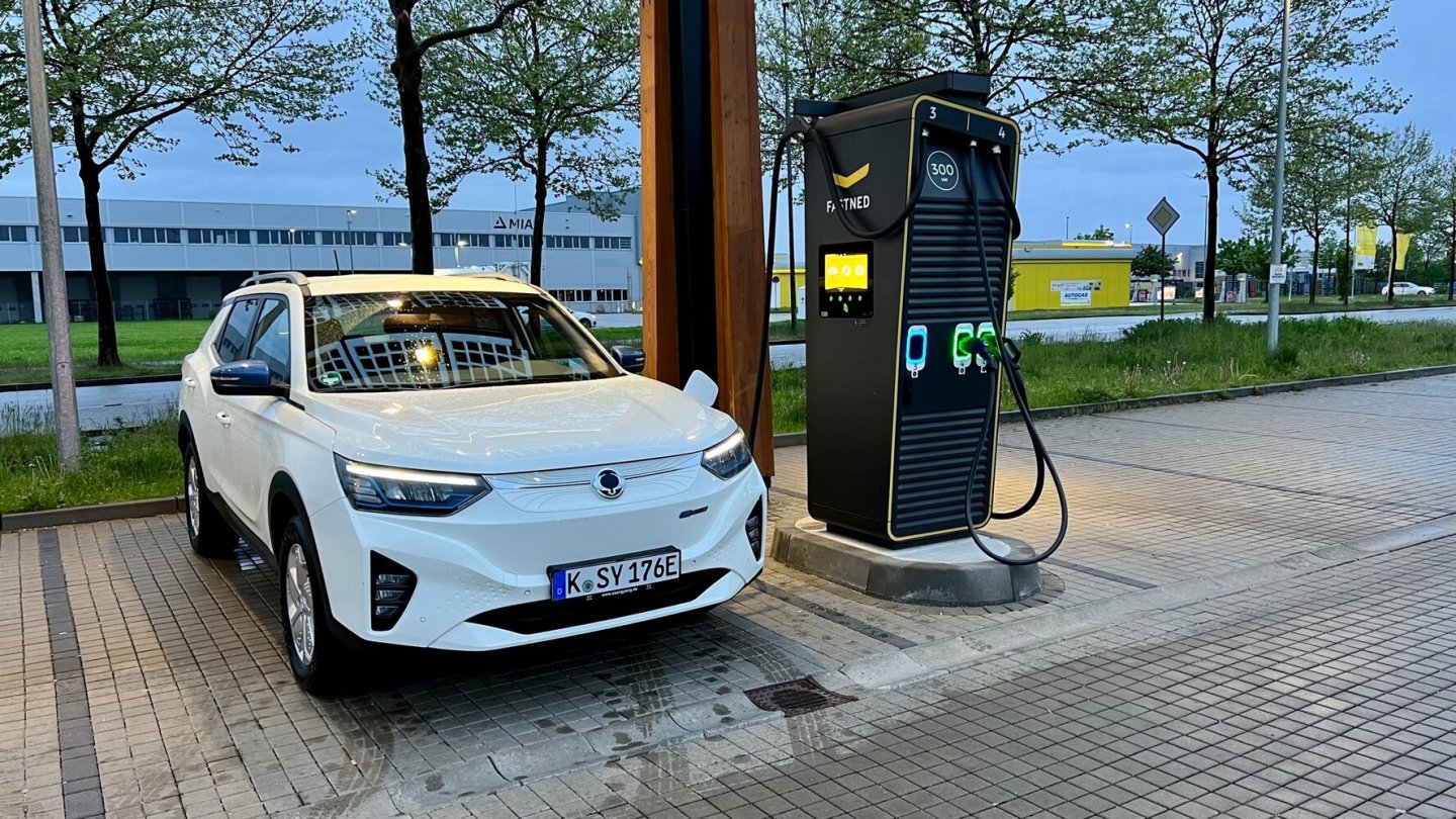 Maximal 75 kW waren am Schnelllader machbar, die hält der Korano aber relativ lang.