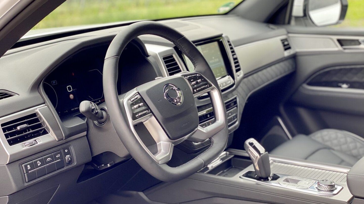 Das Vierspeichenlenkrad ist neu.