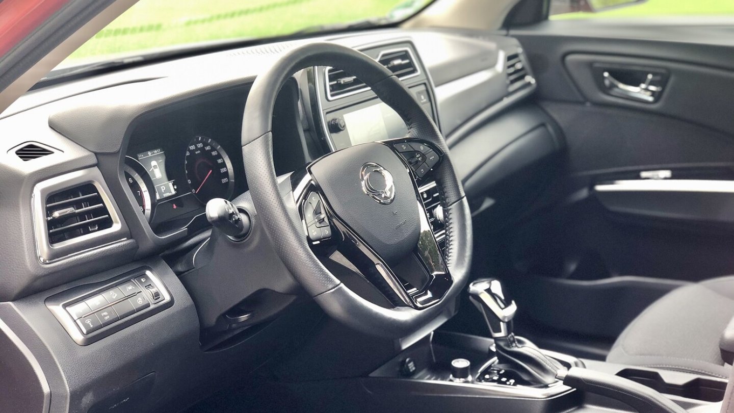 Analoge Rundinstrumente hinter dem markentypischen Dreispeichenlenkrad.