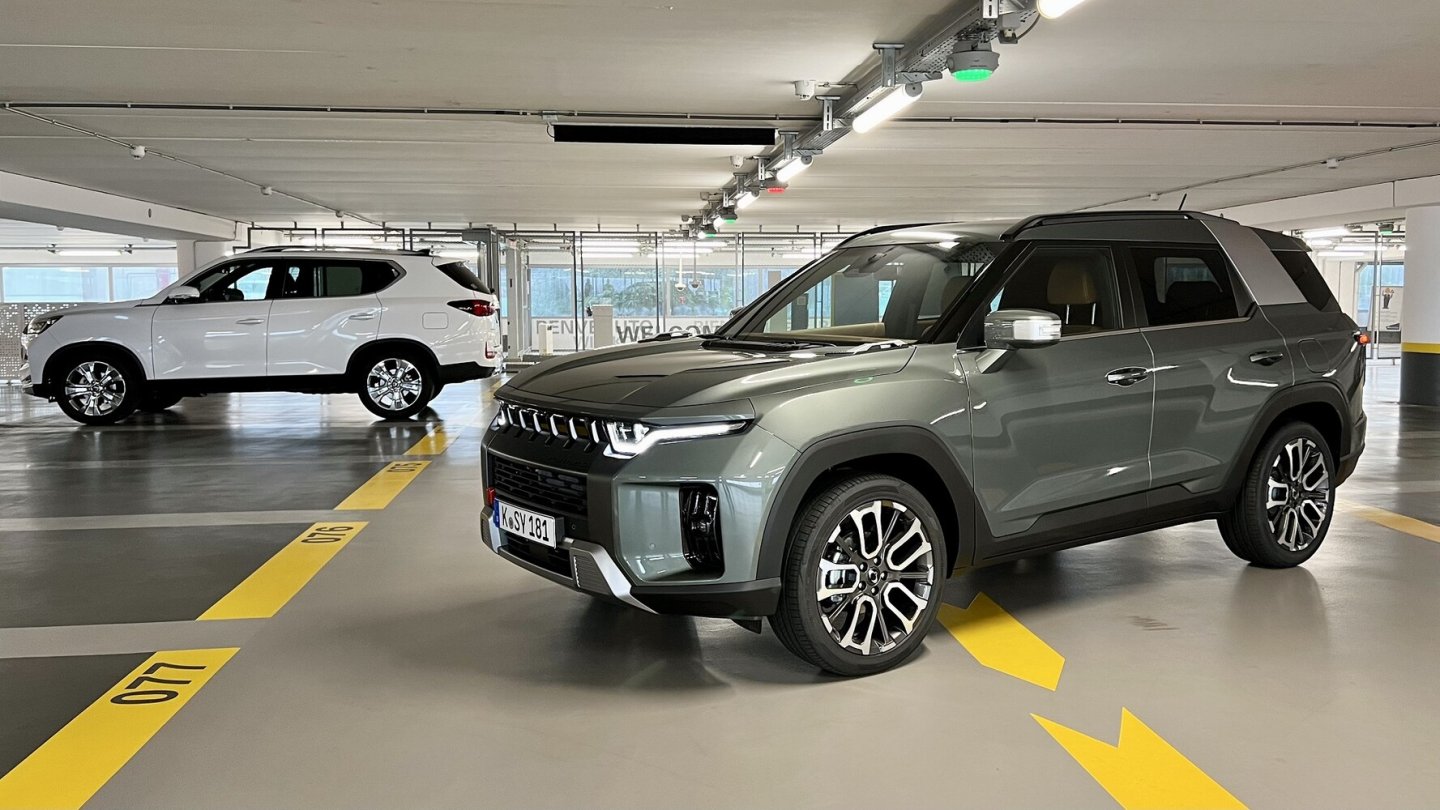 Im Modellprogramm der Koreaner sortiert sich der Torres unter dem Rexton (links) ein.