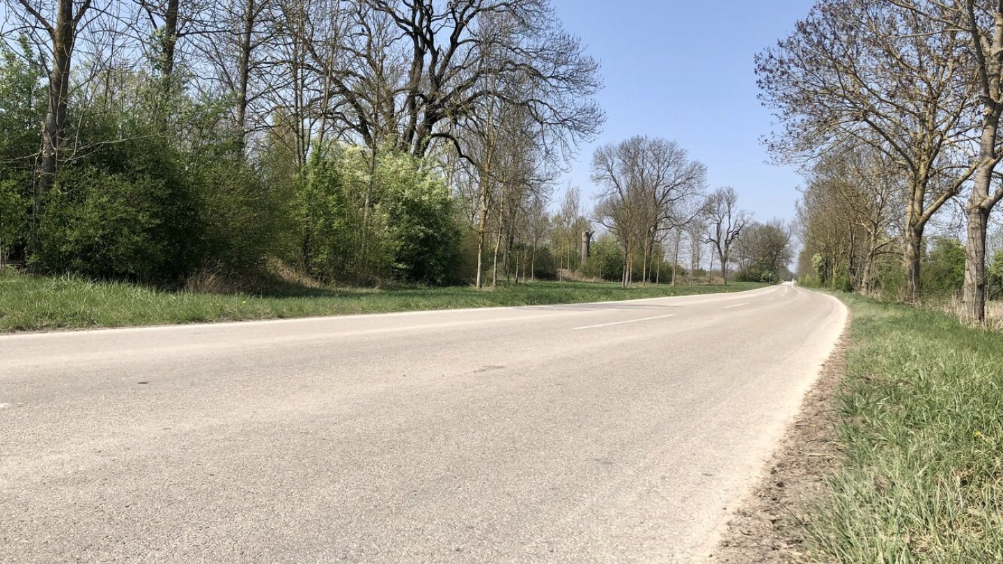 Außerorts gilt: 2 Meter Sicherheitsabstand.