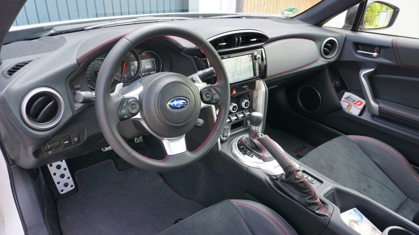 Statt Fernsehappart. Der BRZ-Fahrer hat abends öfter mal dieses Cockpit vor Augen, wenn er Kurven jagt.