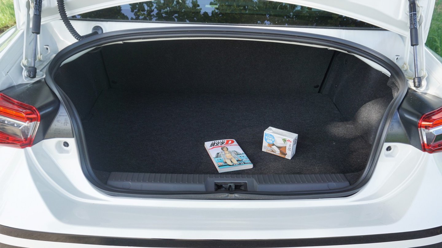 243 Liter Kofferraumvolumen. Dazu kommt der Stauraum im Innenraum, die die Form von Rücksitzen hat.