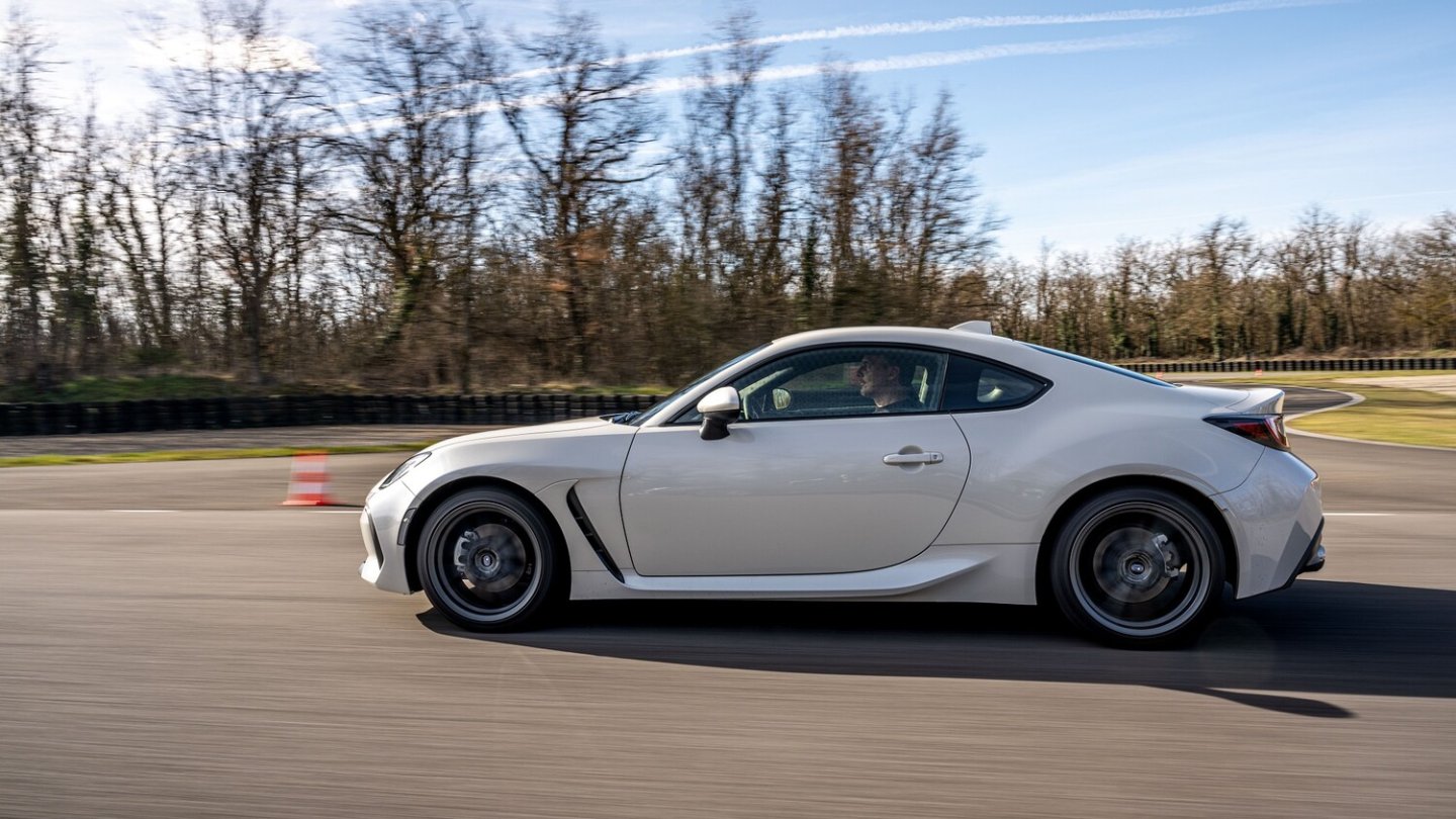 Weissmetallic kostet Aufpreis, serienmäßig trägt der Subaru BRZ roten Lack.