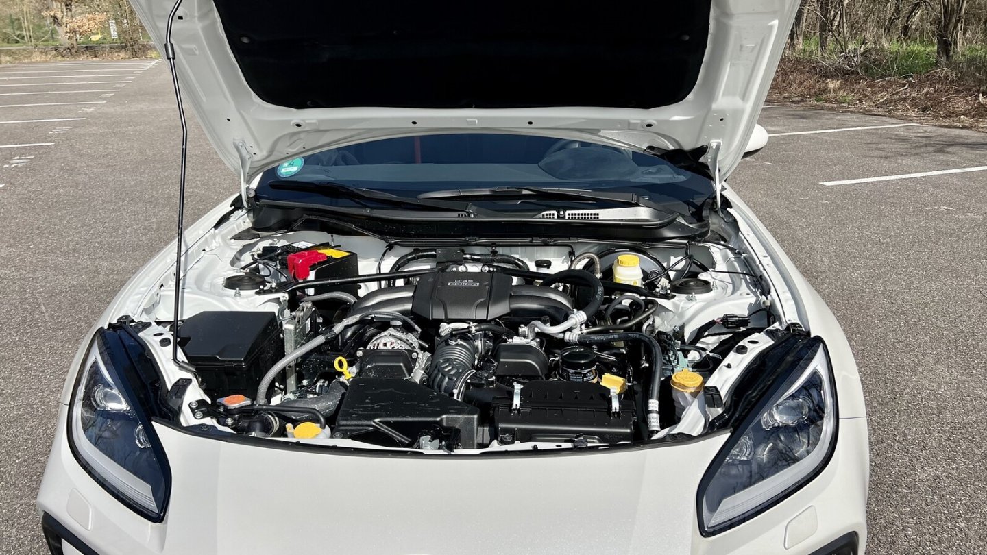 Der auf 2,4 Liter Hubraum vergrößerte Boxermotor leistet jetzt 234 PS.