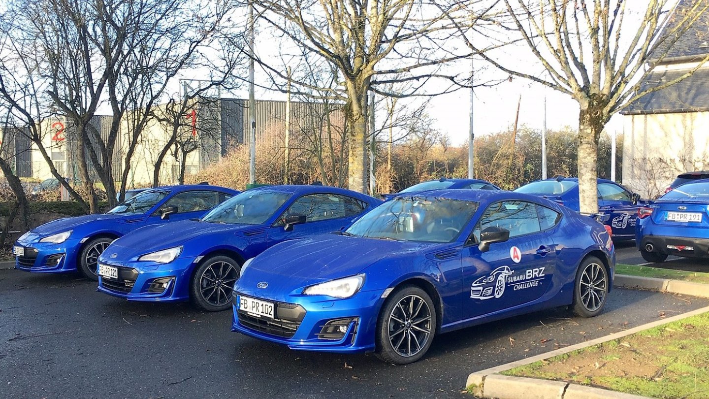 Die Autos stehen für den Tag bereit.