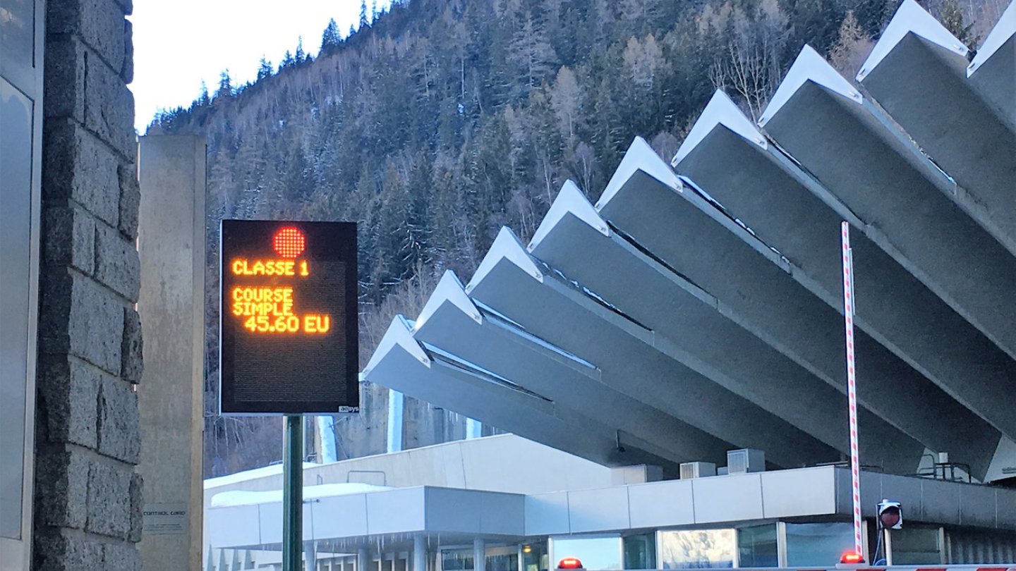 Der Tunnel war teuer, die Maut ist es auch. Am anderen Ende wartet Italien.