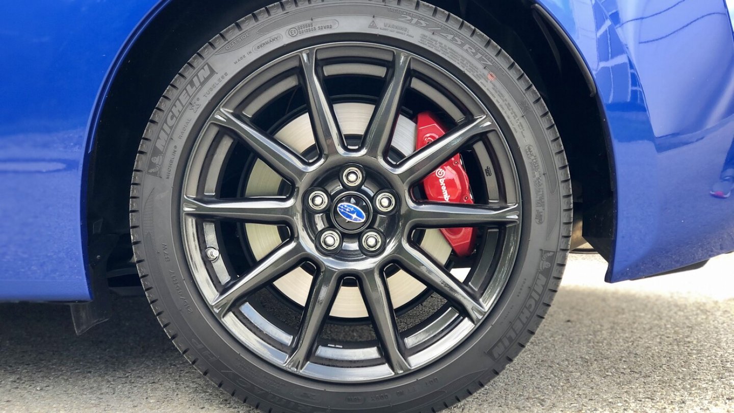 Schwarze Felgen und rote Bremssättel an der BRZ Final Edition.