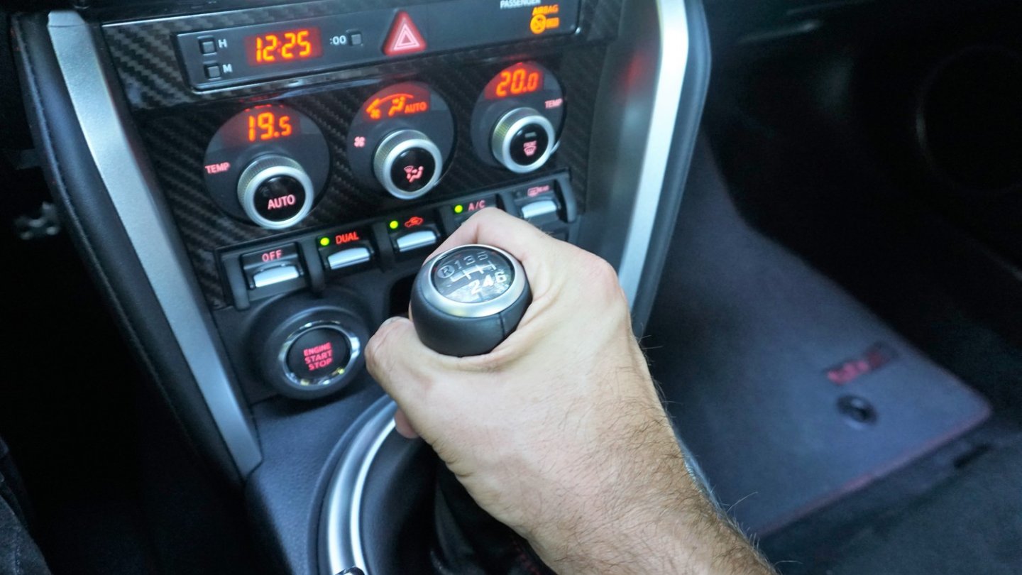 Schaltspaß im Subaru BRZ mit manuellem Getriebe.