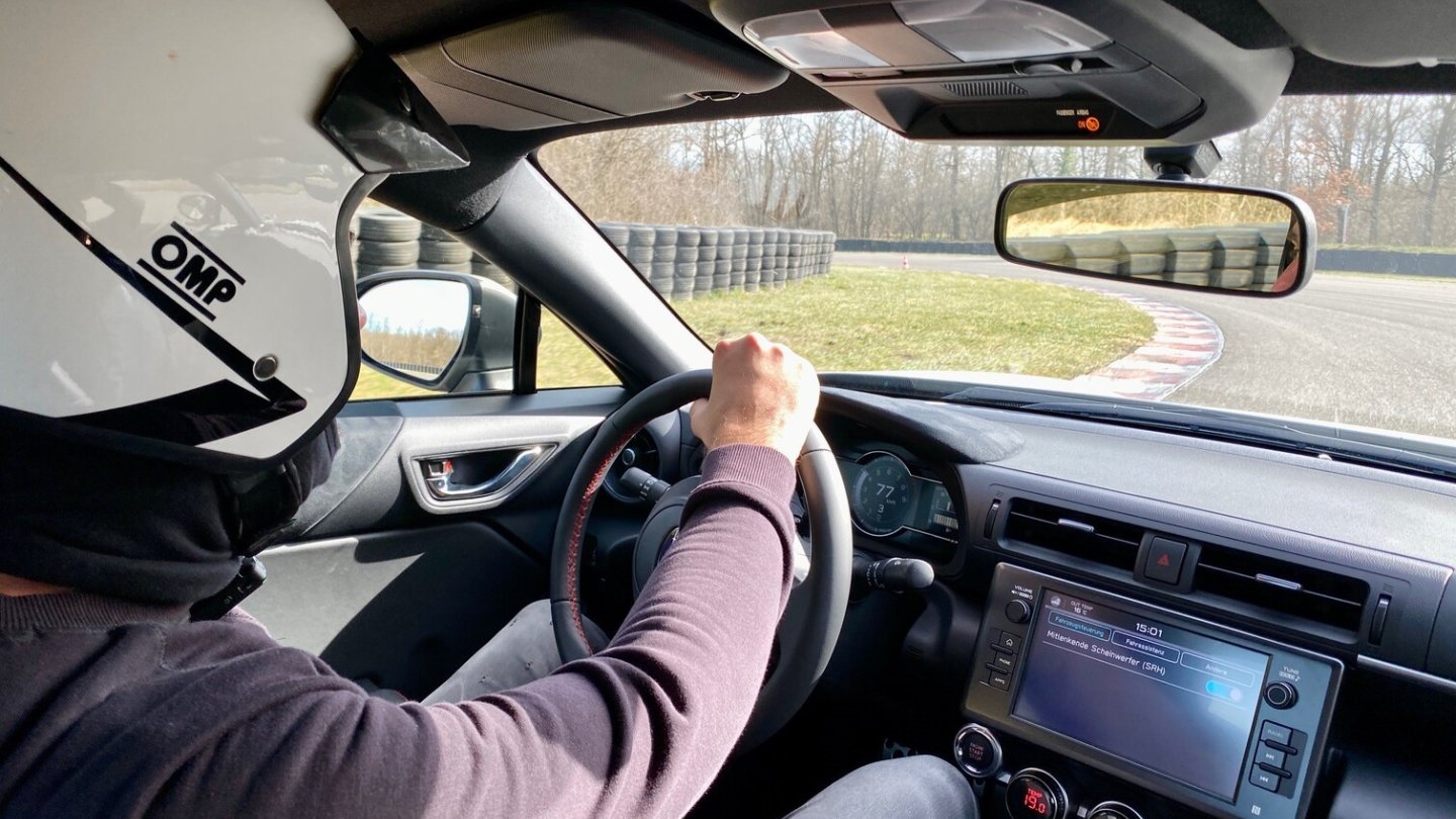 Auch mit Helm hat man im Subaru BRZ genug Platz.