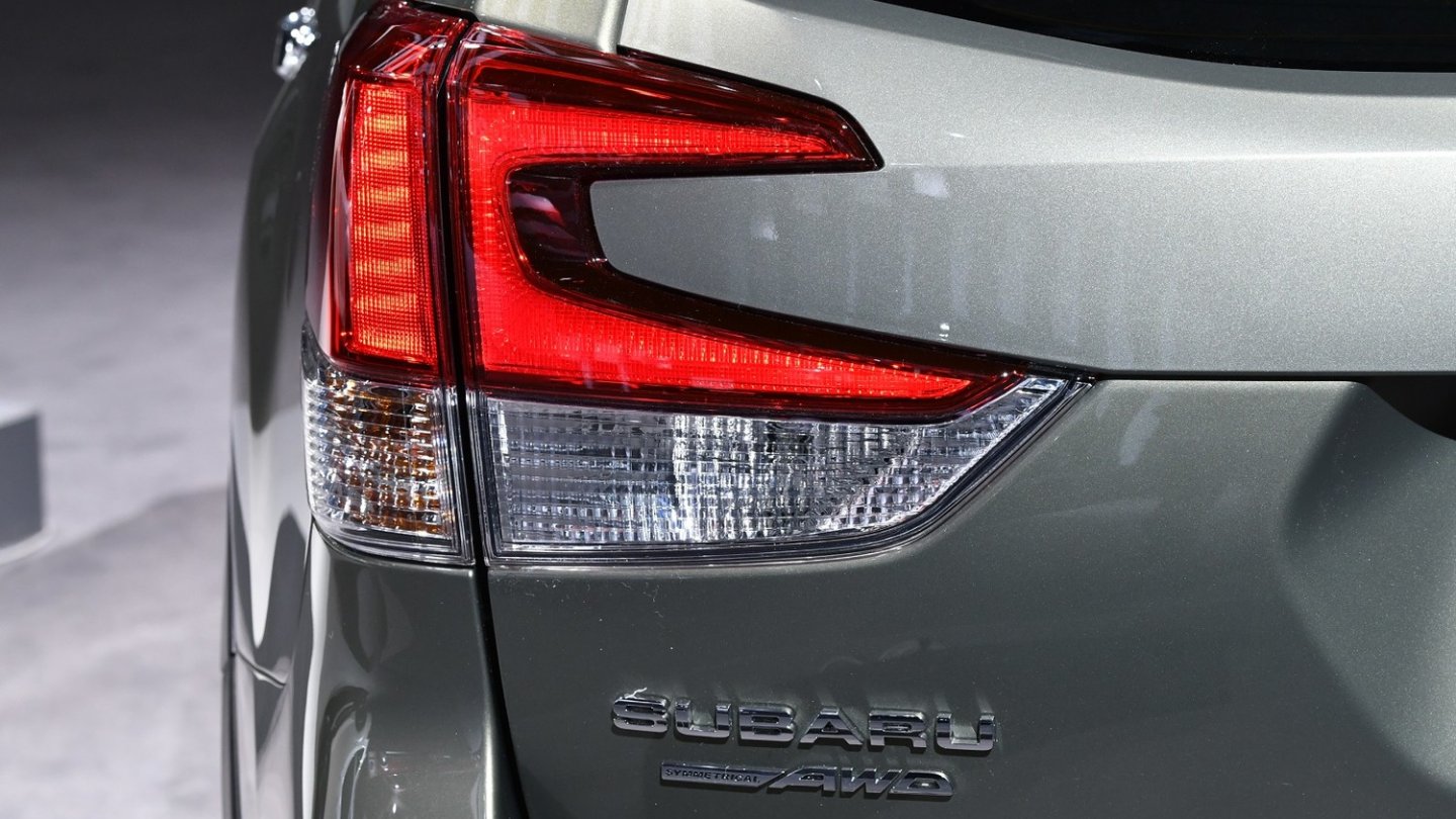 Der neue Forester trägt Rückleuchten in Form einer Klammer.