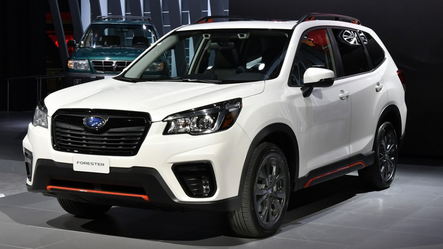 Die Sportversion des Subaru Forester mit roten Akzenten.