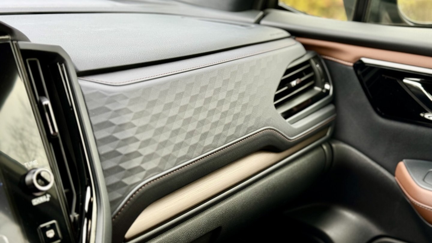 Details wie dieses Dekor vor dem Beifahrer sorgen für mehr Ambiente im Forester-Interieur.