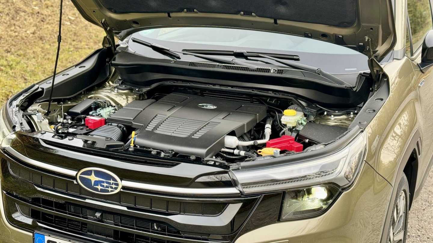 Der Boxermotor leistet 136 PS, dazu kommen 12,3 Elektro-kW.