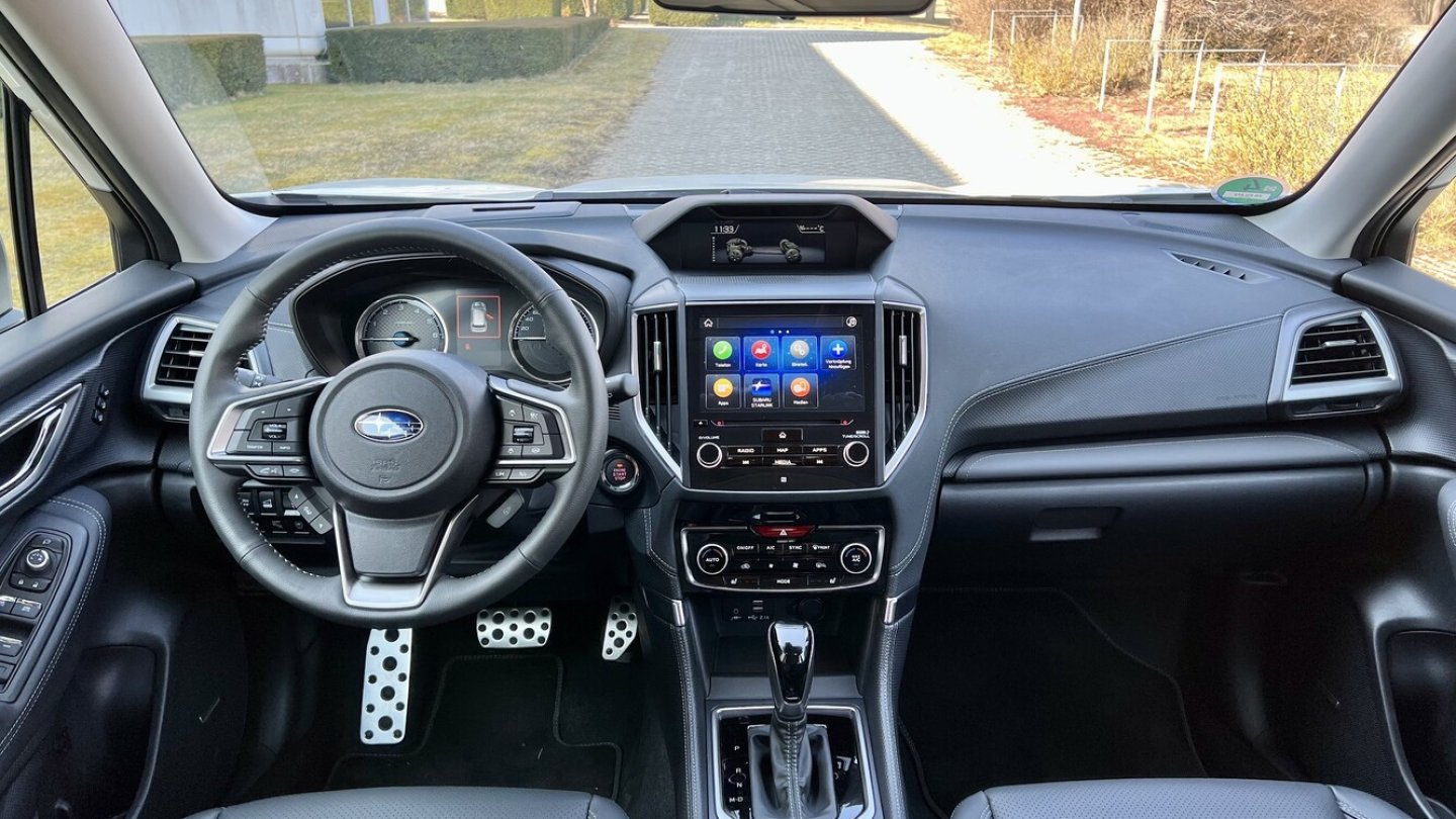 Das Cockpit ist intuitiv bedienbar, die Materialien wirken hochwertig.