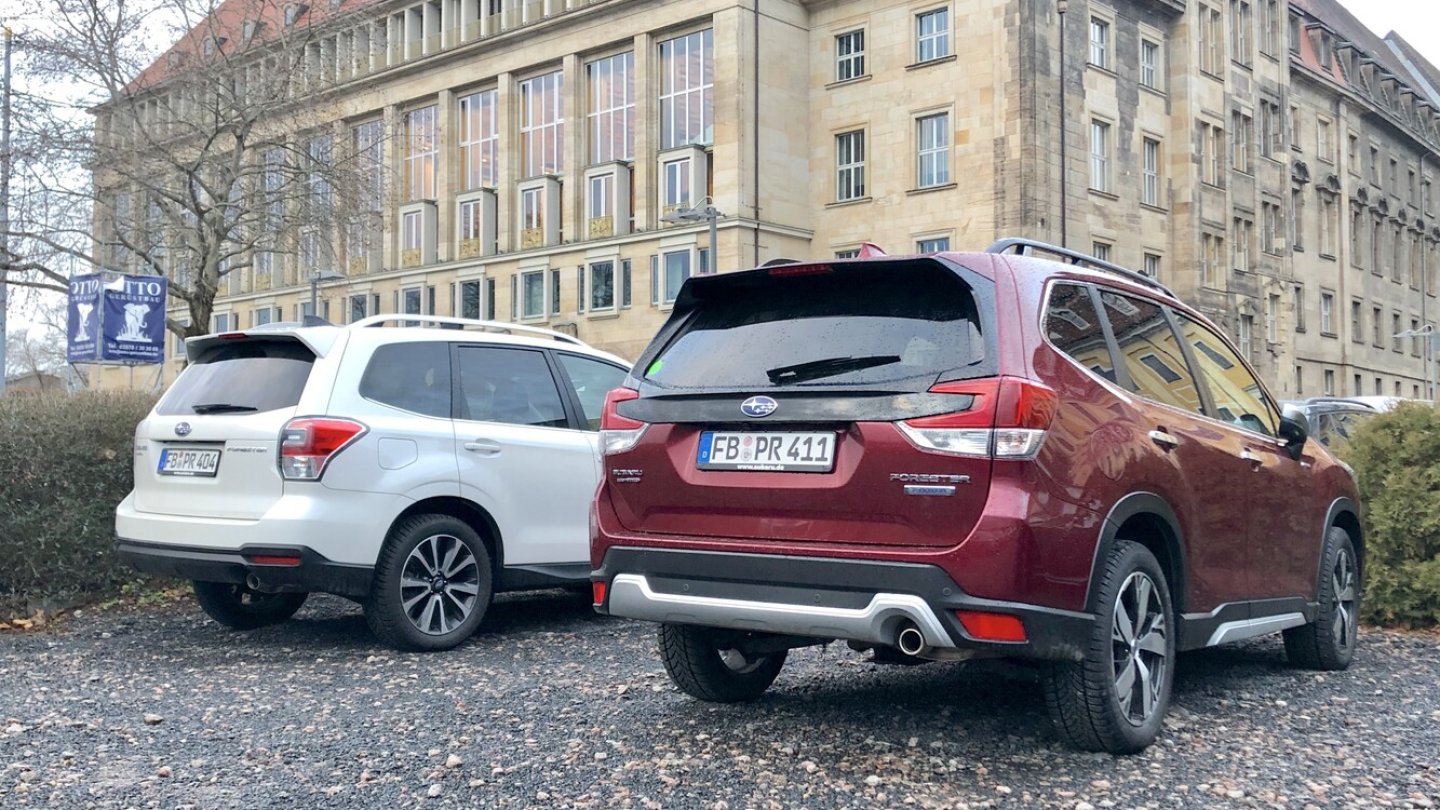 Der direkte Vergleich: links der Vorgänger, rechts der neue Forester.