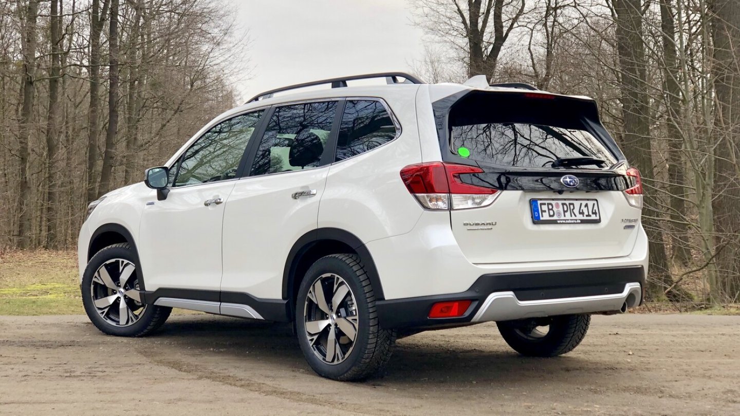 Weiß steht dem Subaru Forester gut, kostet aber Aufpreis.
