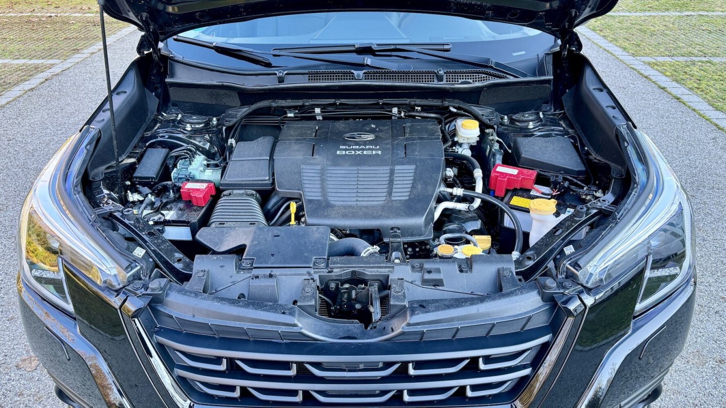 Der Vierzylinder-Boxermotor leistet 150 PS, dazu kommt die Unterstützung einer E-Maschine.