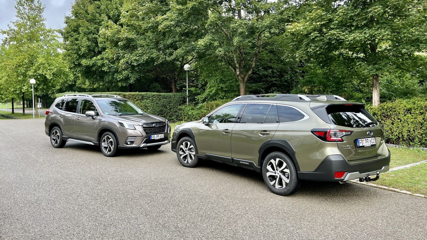 Links der Forester, rechts der Outback.